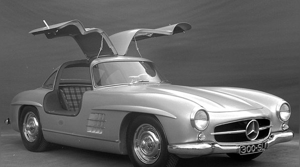3) Mercedes-Benz 300SL Gullwing (1954–57)