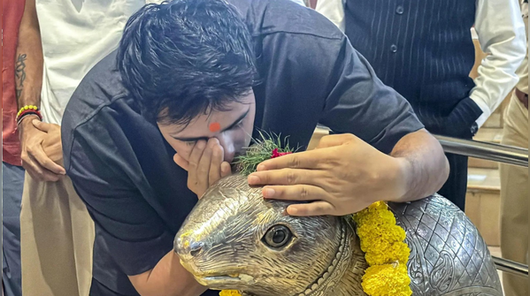 Axar Patel, Ishan Kishan and Abhishek Sharma offer prayers