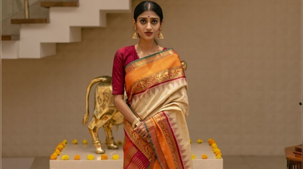 How many sarees does KSIC produce in a day?