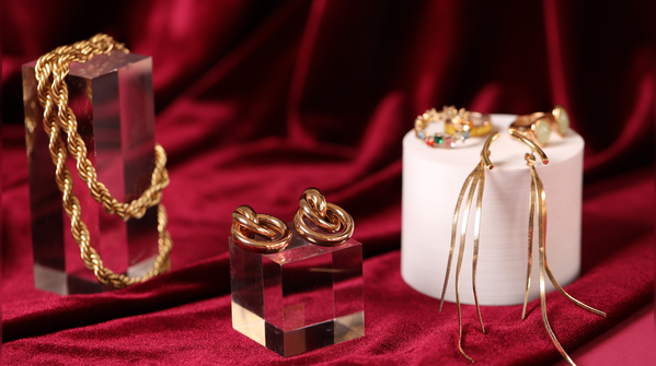 Conspicuous jewellery and status purchases