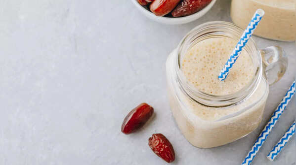 Dates and Almond Smoothie