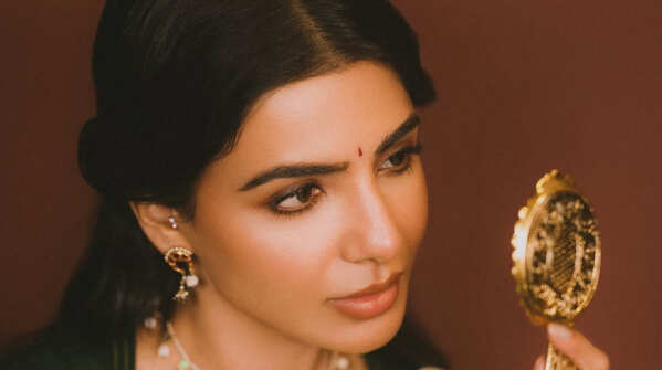 The "lit-from-within" glow: Soft brows and mauve lips