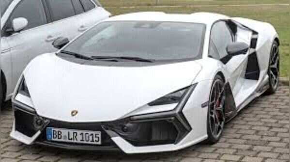 Lamborghini Revuelto