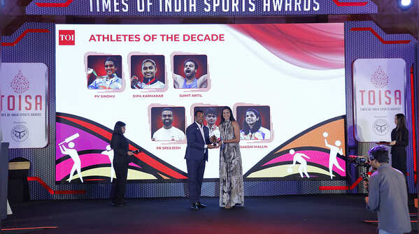 Leander Pae honours the Athlete of the Decade Award at #TOISA2025 - PV Sindhu (Badminton)