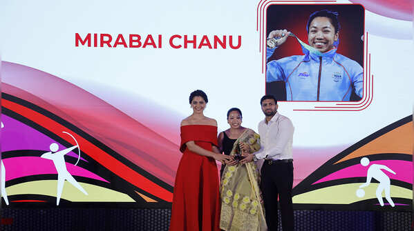 Ravi Dahiya & Saiyami Kher present the Weightlifting (Female) Award to Mirabai Chanu at #TOISA2025