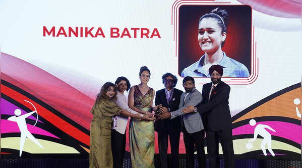 Sharath Kamal (Jury) and Mayank Kumar, Sonal (Client) present the Table Tennis (Female) Award to Manika Batra at #TOISA2025