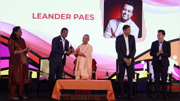 The Honourable CM presents the Mentor of the Year Award to the iconic Leander Paes at #TOISA2025
