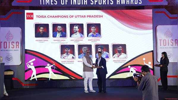 Girish Yadav, Sports Minister, Uttar Pradesh honours the Special Recognition (Athletes from UP) Award at #TOISA2025, Deepti Sharma (Cricket)