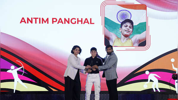 Yogeshwar Dutt and Sakshi Malik present the Wrestling (Female) Award to Antim Panghal at #TOISA2025