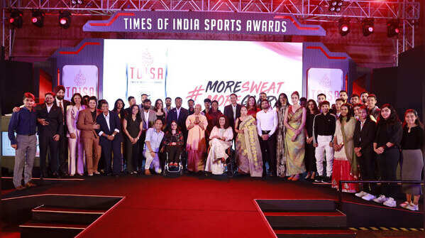 Yogi Adityanath with sports stars at TOISA 2025