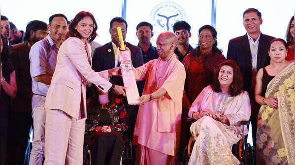 Harmanpreet presents a cricket bat to CM Adityanath