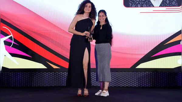 Taapsee Pannu presents the Para Sportsperson of the Year (Female) award to Sheetal Devi at #TOISA2025