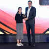 Devendra Jhajharia presents the Para Archery female award to Sheetal Devi at #TOISA2025
