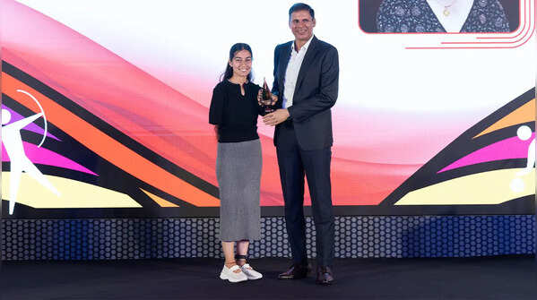 Devendra Jhajharia presents the Para Archery female award to Sheetal Devi at #TOISA2025