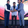 Sumit Antil and Sandeep Patil present the Para Athlete (Male) award to Shailesh Kumar (Track & Field) at #TOISA2025