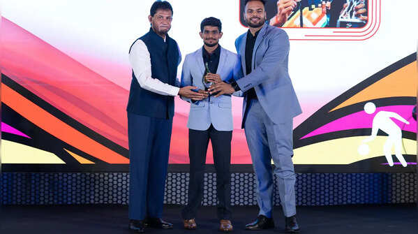 Sumit Antil and Sandeep Patil present the Para Athlete (Male) award to Shailesh Kumar (Track & Field) at #TOISA2025