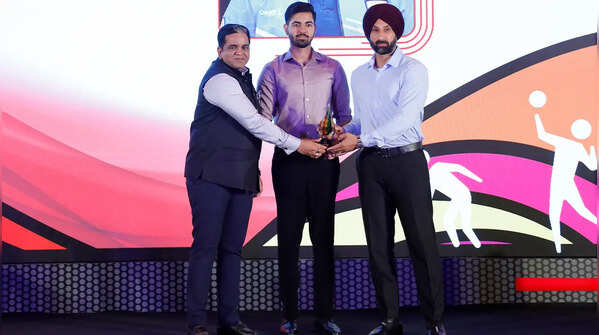 Pawan Kumar Singh and Sardar Singh present the Shooting (Male) award to Samrat Rana at #TOISA2025
