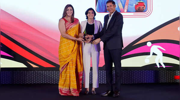 Devendra Jhajharia and Anju Bobby George present the Athletics (Track and field) female award to Rupal Chaudhary at #TOISA2025