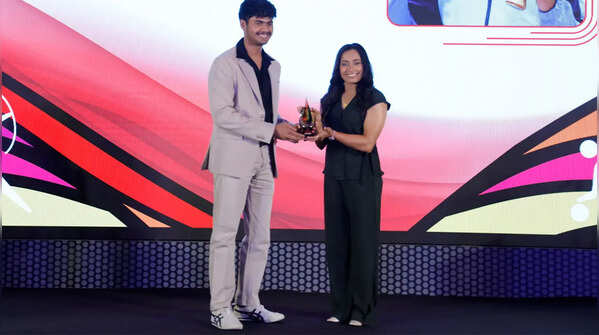 Dipa Karmarkar presents the Para shooting (Male) award to Rudransh Khandelwal at #TOISA2025
