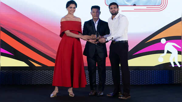 Ravi Dahiya and Saiyami Kher present the Weightlifting (Male) award to Rishikanta Singh at #TOISA2025