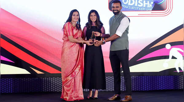 PR Sreejesh (Jury) and Rani Rampal present the Hockey (Female) award to Navneet Kaur at #TOISA2025