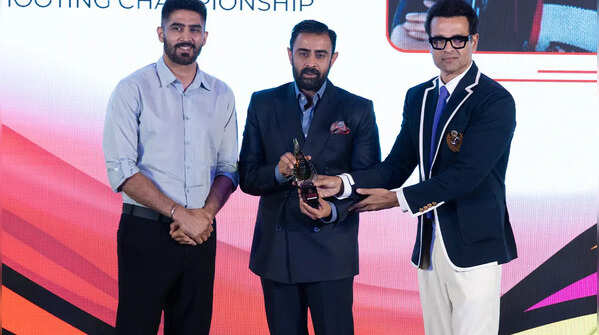 Vijender Singh and Rohit Roy honour Kunal Seth for promoting Shooting as a sport in Uttar Pradesh at #TOISA2025