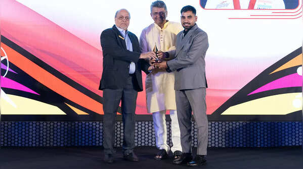 Shrikant Bapat and Vinayak R Prabhu present the Para Judo award to Kapil Parmar at #TOISA2025