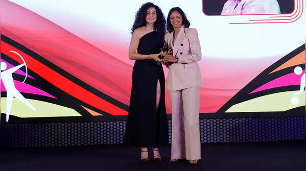 Harmanpreet Singh presents the TOISA Sports Ambassador of the year to Taapsee Pannu at #TOISA2025