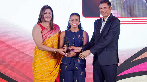Devendra Jhajharia and Anju Bobby George honour the special recognition (Rising Star) to Ankita Raina (Tennis) at #TOISA2025