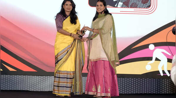 Mithali Raj presents the Badminton (Female) award to Treesa Jolly at #TOISA2025