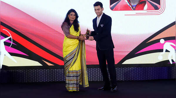 Mithali Raj presents the Badminton (Male) award to Lakshya Sen at #TOISA2025