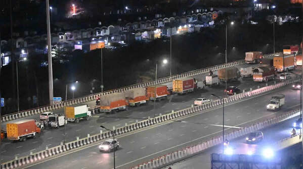 Higher charges for commercial vehicles on the corridor