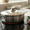 Cooking with the lid on the induction cooktop