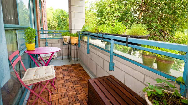 Railing-mounted table layout