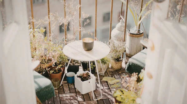 Foldable bistro layout