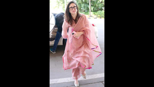 kareena kapoor pink dress Kareena Kapoor looks absolutely Stunning in that Pretty Pink Dress ,  #kareenakapoor #bollywood #celebrity