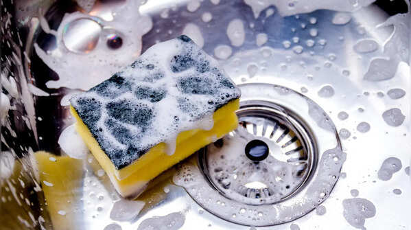 Importance of kitchen sponges and brushes