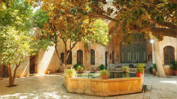 Courtyards as natural cooling systems