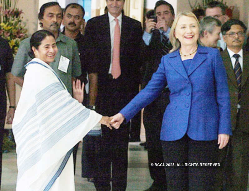 Hillary lands in Kolkata, to meet CM