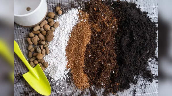 Drainage with sand and perlite