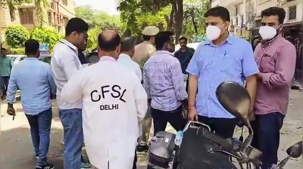 Brief interaction with security staff during escape