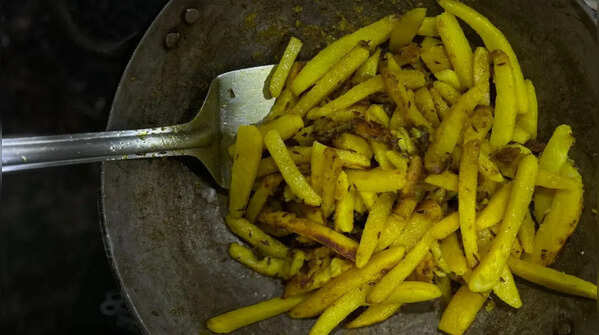 Right way to make Aloo Bhujia at home