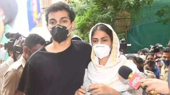 What led to the freezing of accounts?