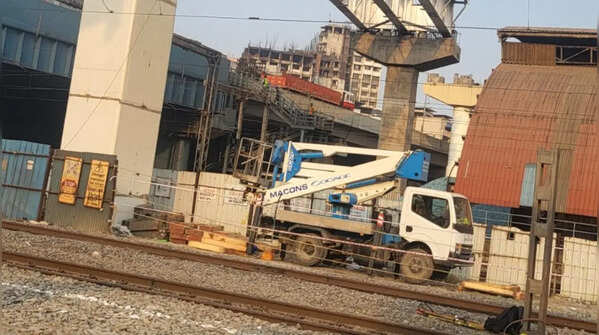 42-metre steel span launched over tracks