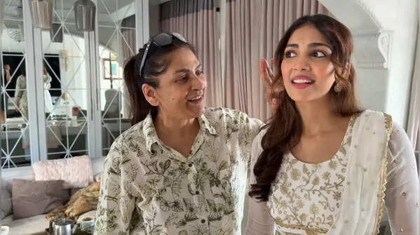 Archana gives her mother-in-laws’ earring to Yogita for an audition