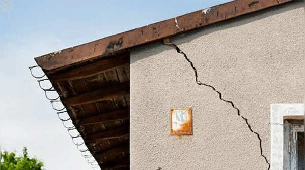 Wall cracks, pipes and concealed passages in the house