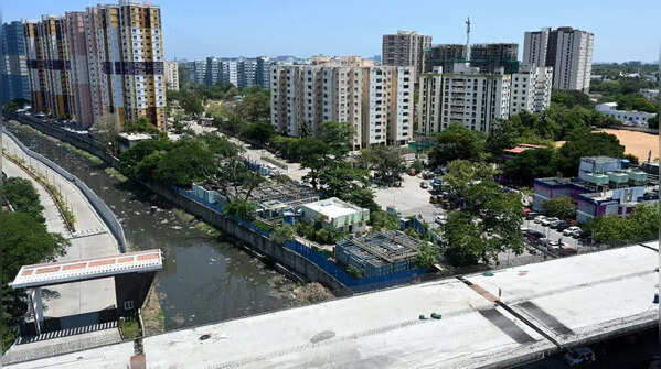 Complex construction over metro corridor