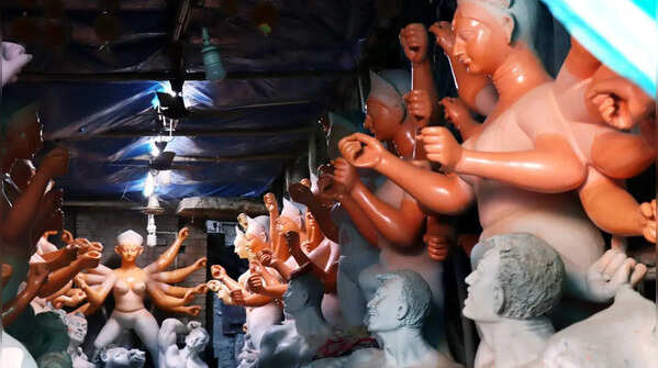 Explore the artisan lanes of Kumartuli