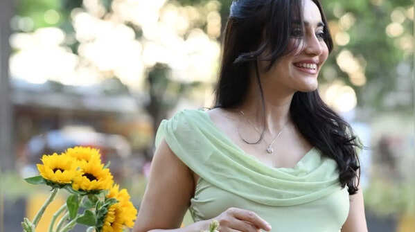 Surbhi Jyoti radiates pure joy with sunflowers