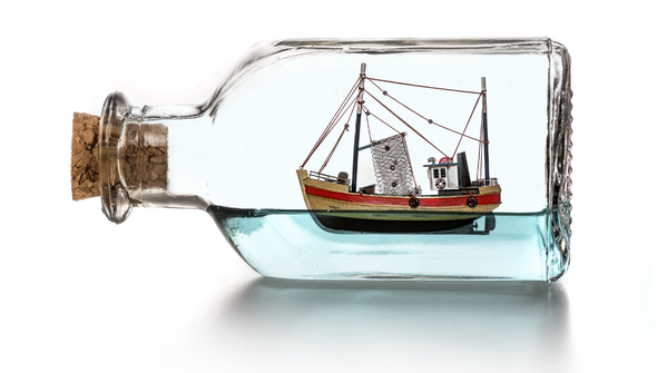 Ocean-in-a-bottle showpiece